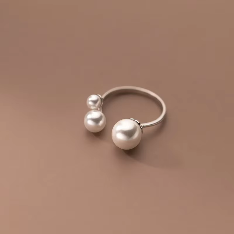 Eleganter Ring mit Trio von Perlen