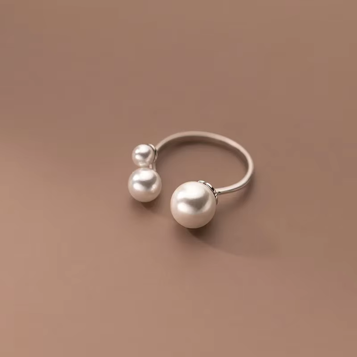 Eleganter Ring mit Trio von Perlen