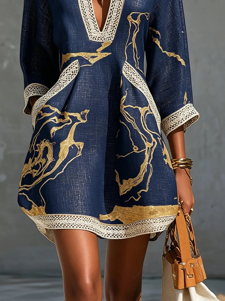 Minikleid mit V-Ausschnitt und Spitzendetails in Marineblau