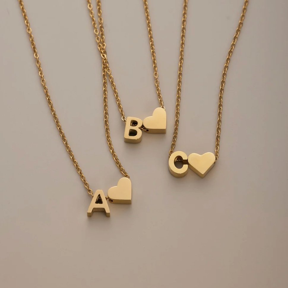 Zeitloses Initial-Halsband mit Herzanhänger