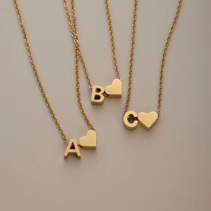 Zeitloses Initial-Halsband mit Herzanhänger