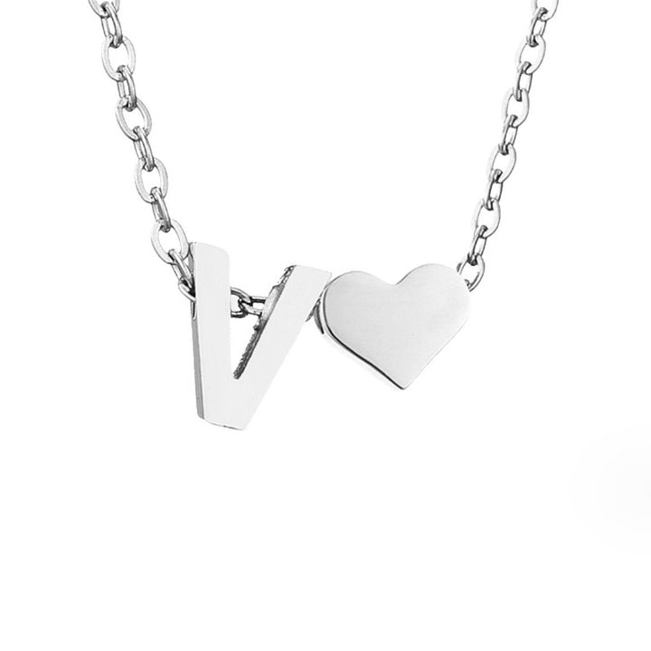 Zeitloses Initial-Halsband mit Herzanhänger