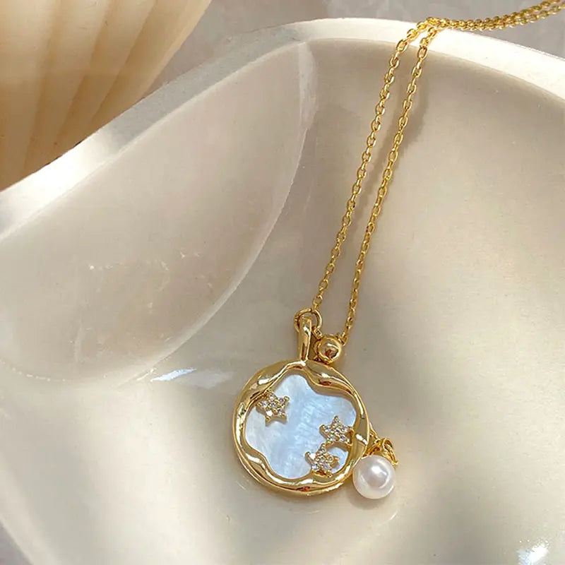 Goldene Halskette mit Mondstein und Perle