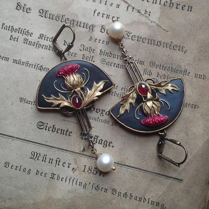 Vintage-Ohrringe mit rotem Kristall und Perlen