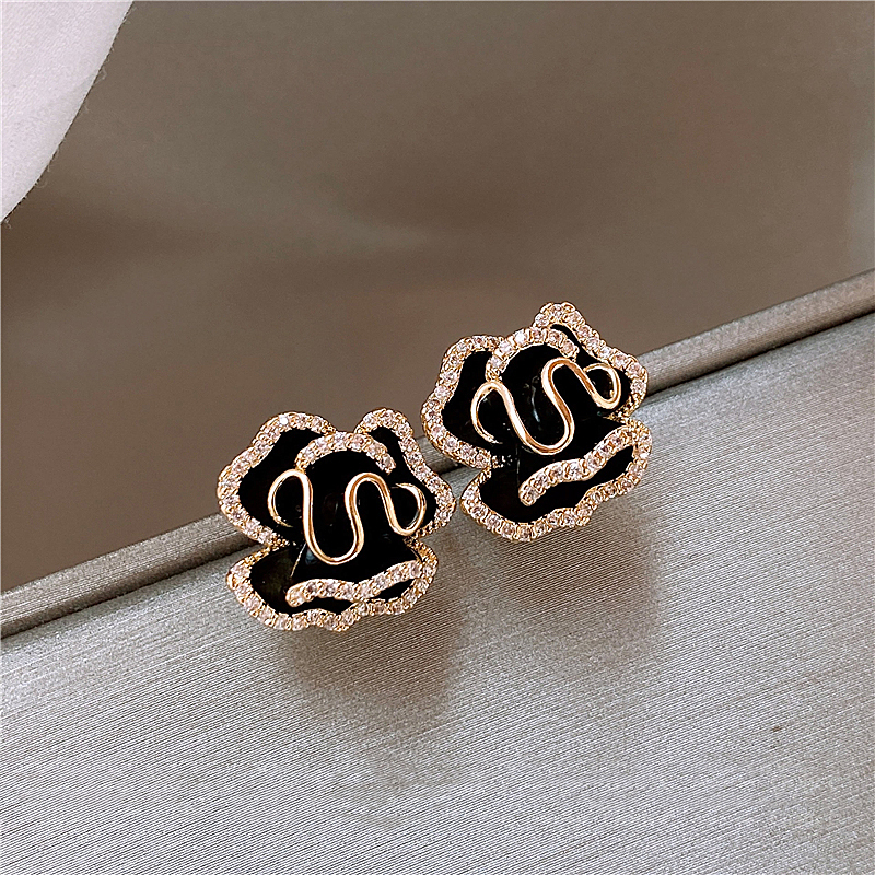 Elegante Schwarze Lotus Ohrringe in Gold