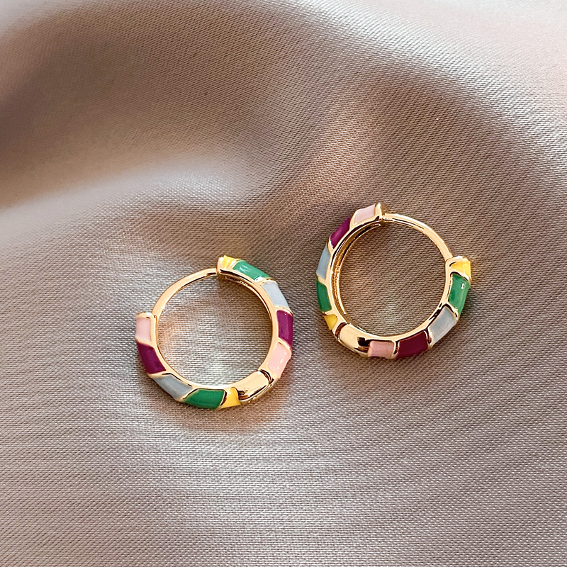 Elegante Ohrringe mit mehrfarbigem Emaille in Gold