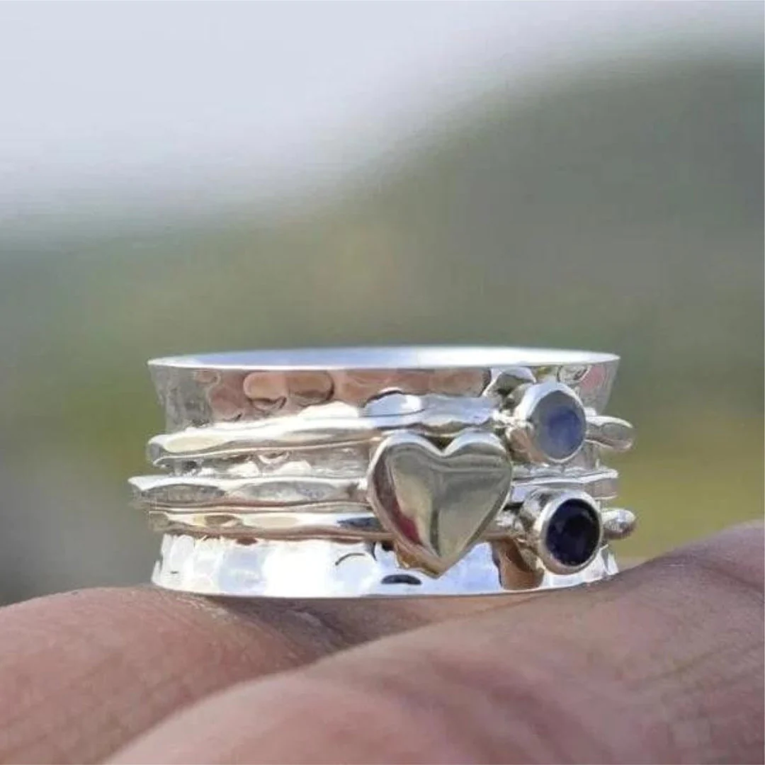 Eleganter drehbarer Silberring mit Herz