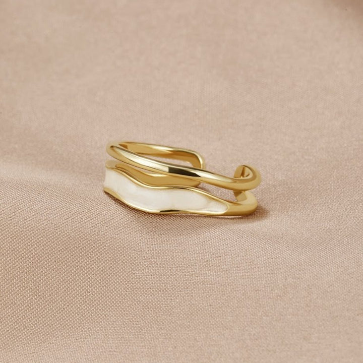 Eleganter Goldring mit weißem Emaille