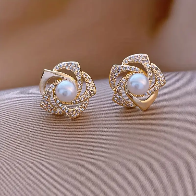 Elegante spiralförmige Perlenohrringe mit Glitzer in Gold