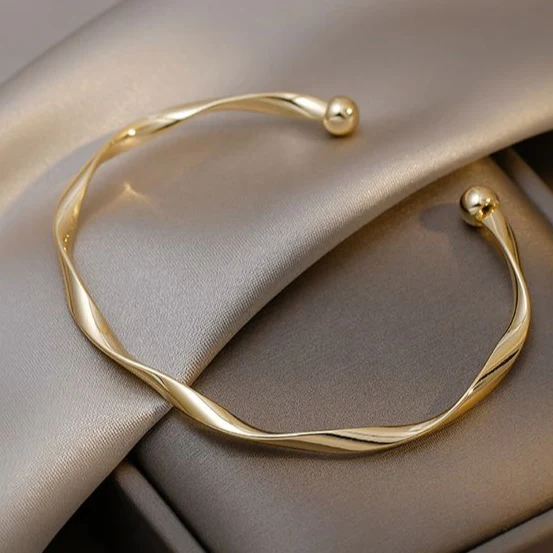 Elegantes offenes Goldarmband
