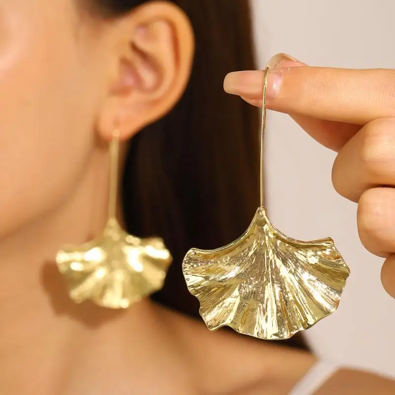 Vintage-goldene Blatt-Petal-Ohrringe