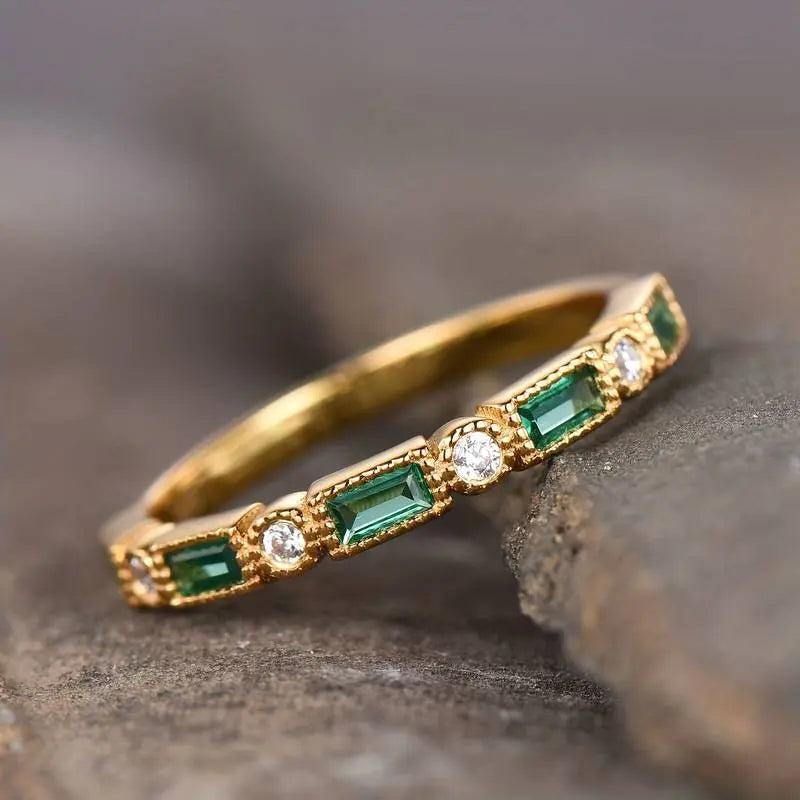 Vintage Ring aus Gold mit grünem Zirkonia