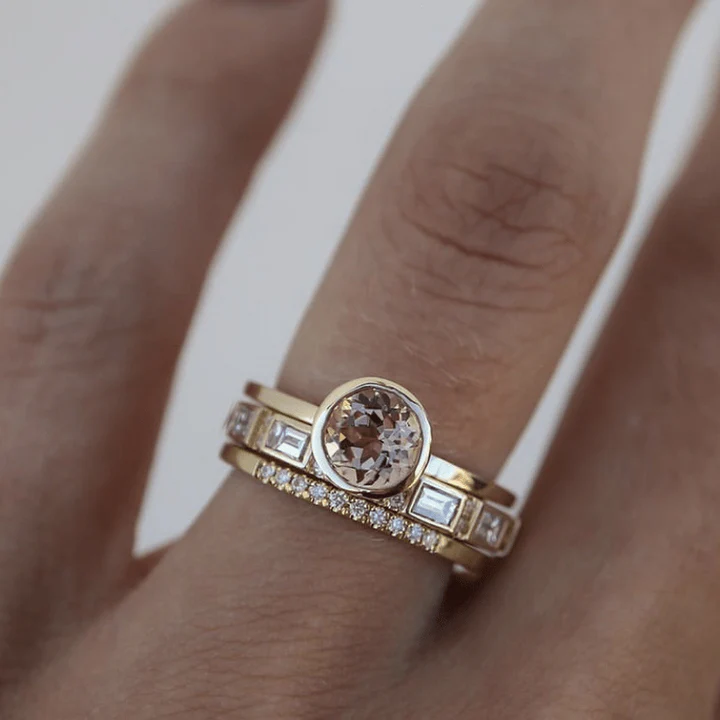 Vintage-Goldring mit eingelassenem Kristall