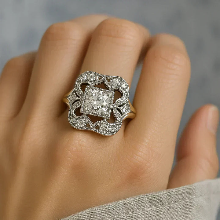 Klassischer Goldring mit Vintage-Zirkonia