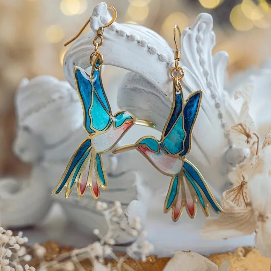 Hängende Ohrringe mit Kolibri in Gold und blauer Emaille