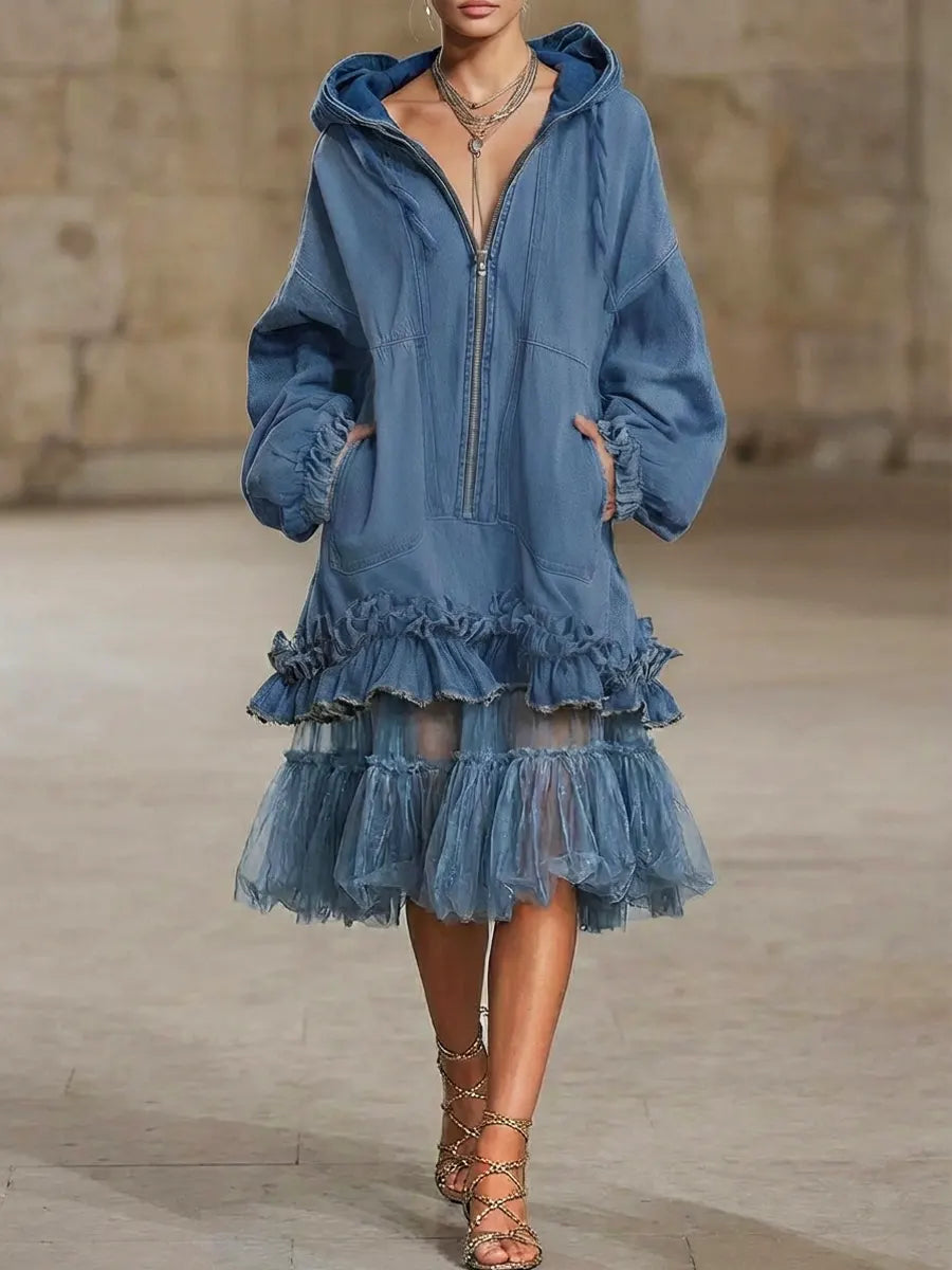 Maxikleid aus Denim mit Kapuze und Reissverschluss und Patchwork