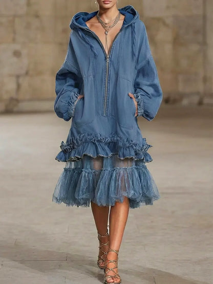 Maxikleid aus Denim mit Kapuze und Reissverschluss und Patchwork