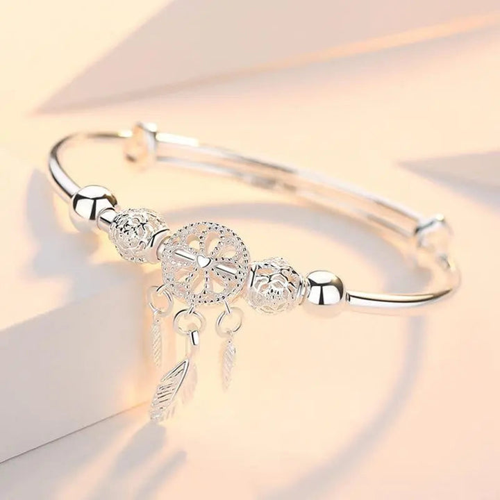 Silberne Armbanduhr mit Traumfänger-Anhänger