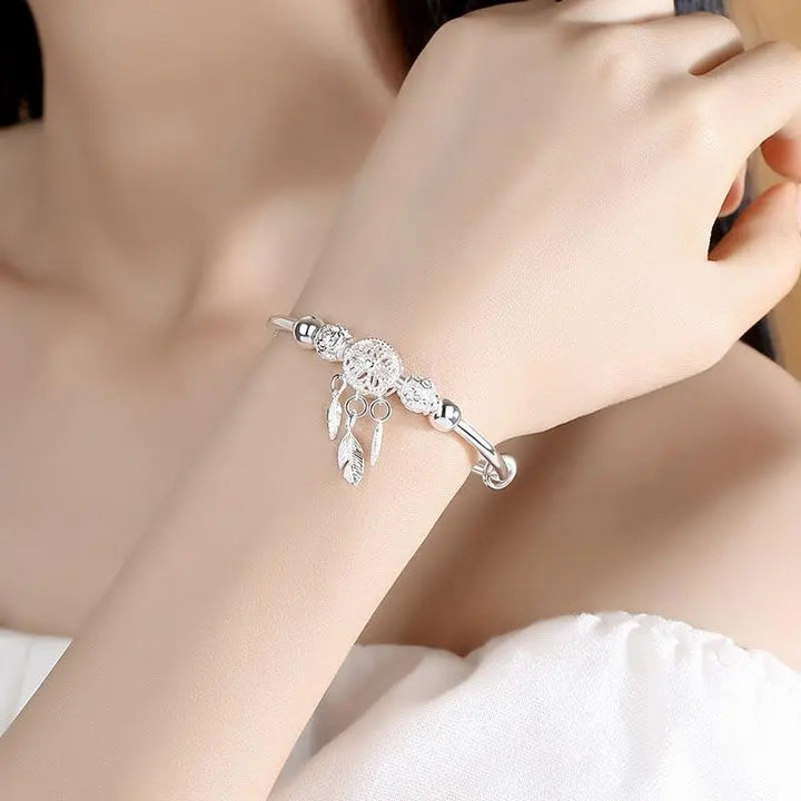 Silberne Armbanduhr mit Traumfänger-Anhänger