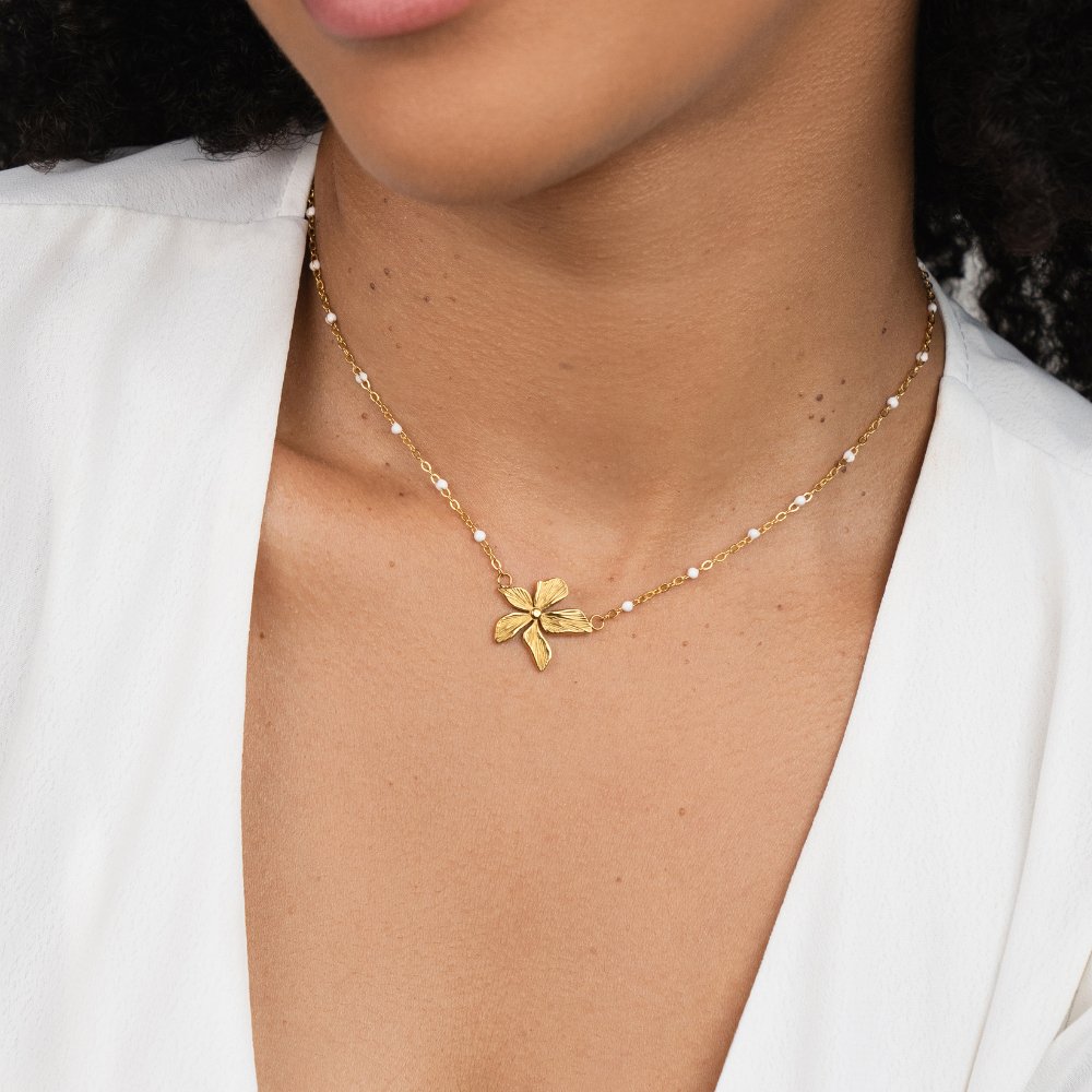 Elegante Halskette mit Goldblume