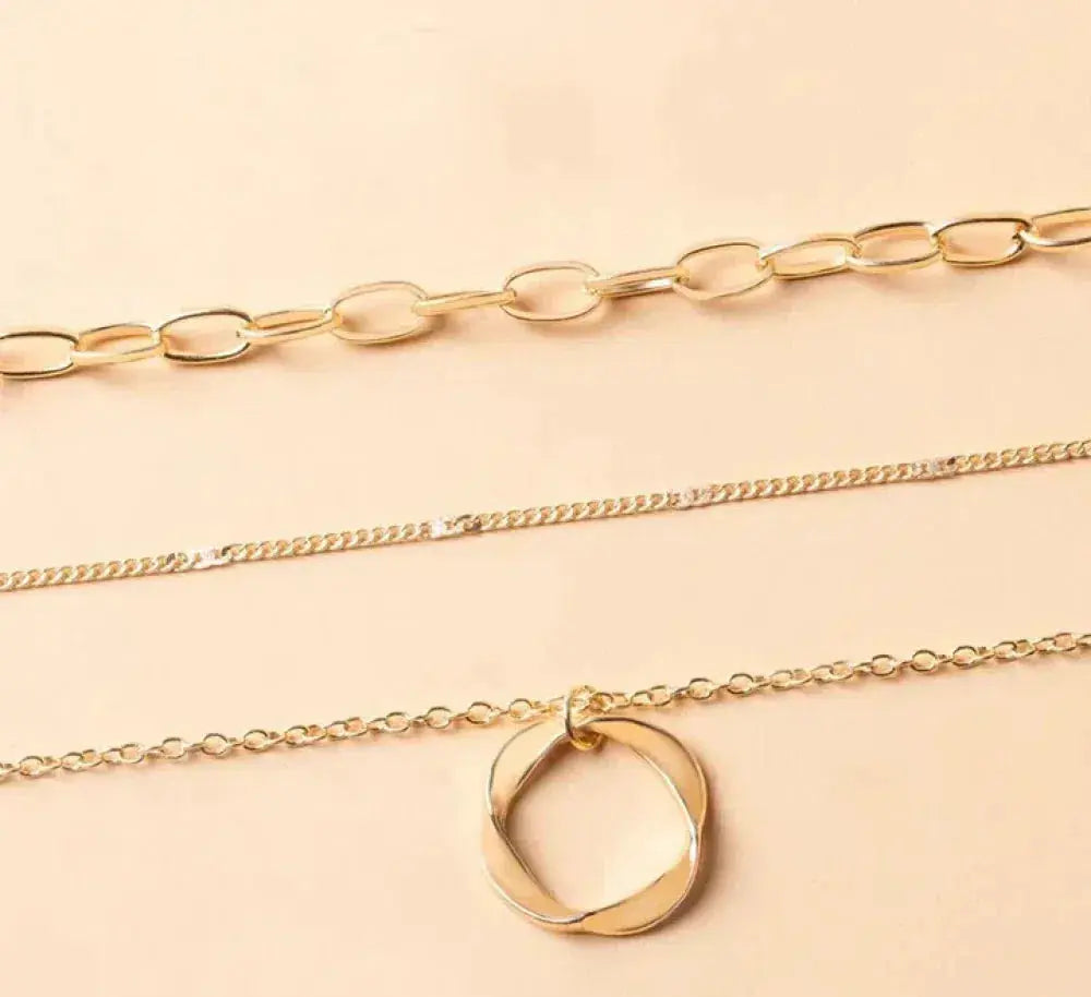 Klassische mehrschichtige goldene Halskette mit Anhänger