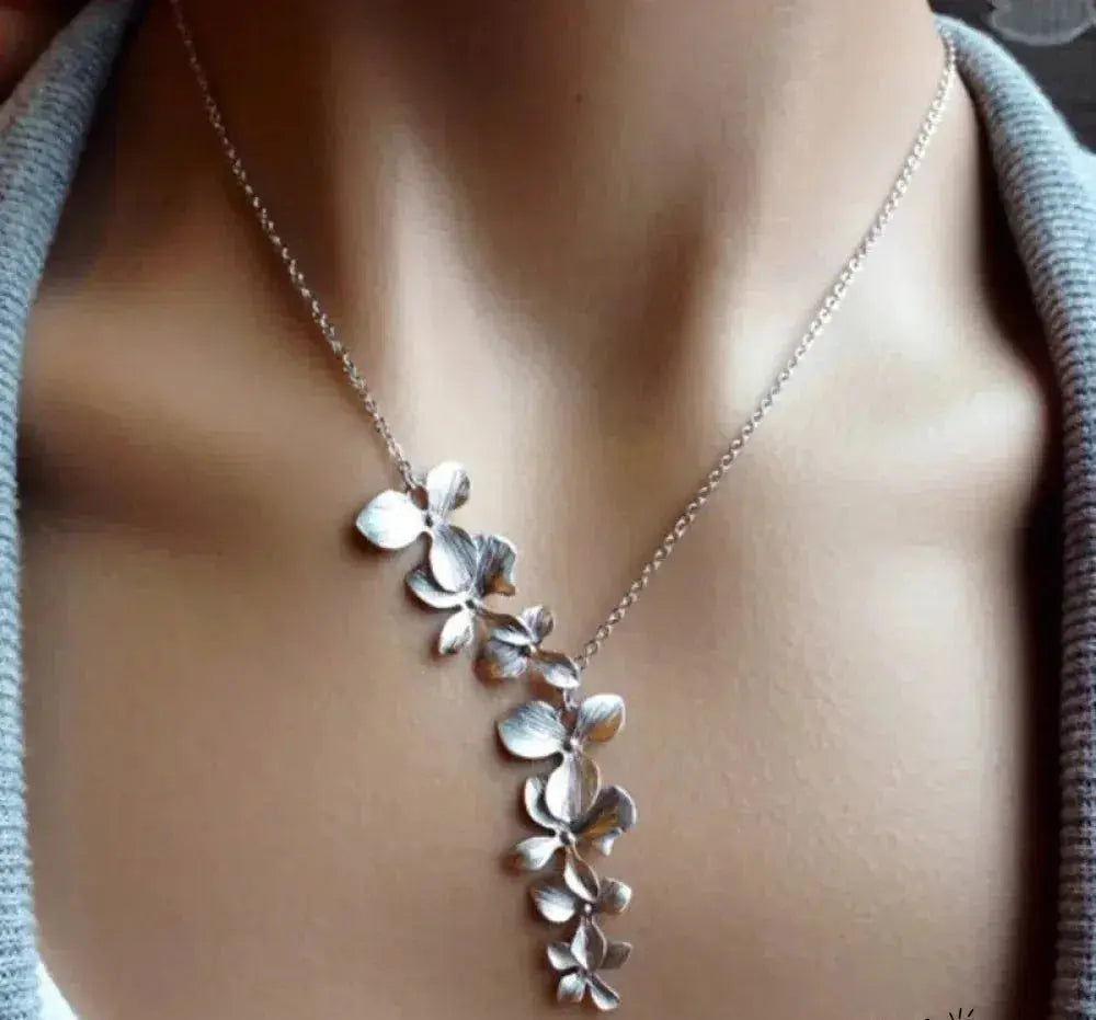 Zeitloses Silbercollier mit Blumenanhänger
