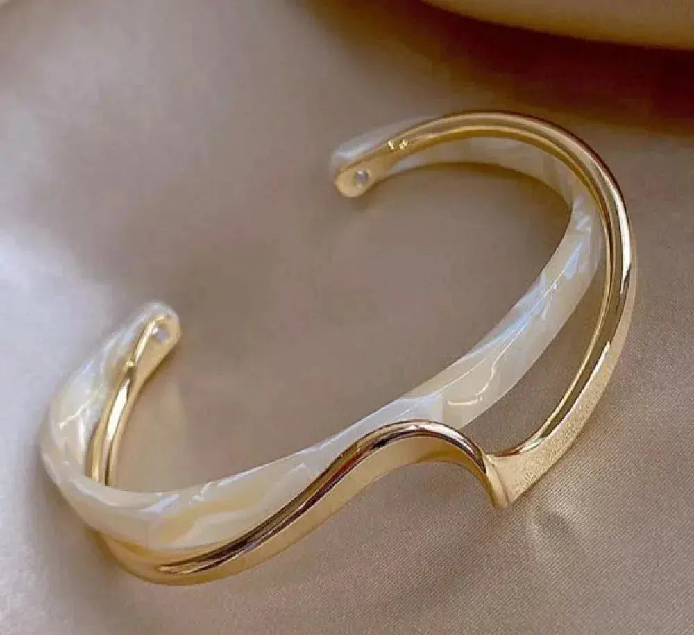 Elegante goldene Armbanduhr mit weißem Opal